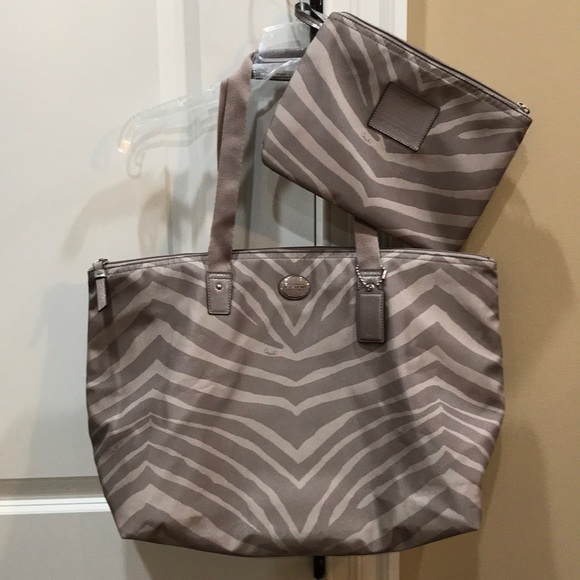 Coach Handbags - 🎉HOST PICK 🎉COACH Signature Bag & Snap Pouch